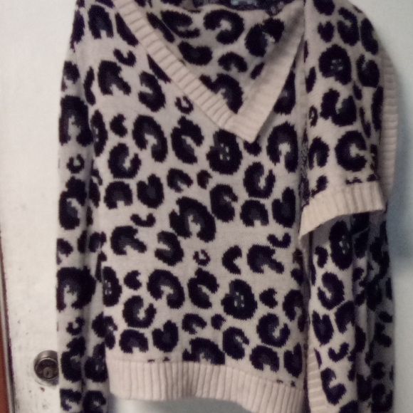 Sweater - Picture 4 of 4